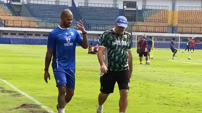 BERLATIH - David da Silva mulai berlatih didampingi pelatih Persib Bandung Bojan Hodak, Kamis (17/4/2025).