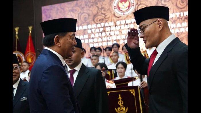 PELANTIKAN - Deddy Corbuzier dilantik sebagai Staf Khusus Menteri Pertahanan, Selasa (11/2/2025). Deddy dilantik langsung oleh Menteri Pertahanan Sjafrie Sjamsoeddin. Berapa Gaji Deddy Corbuzier Sebagai Staf Khusus Menhan?