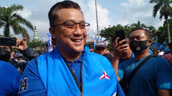 Mantan Wagub Jabar H Dede Yusuf Macan Effendi, hadir pada kegiatan jalan sehat dalam rangka HUT ke-21 Partai Demokrat di Alun-Alun Ciamis Minggu (25/9/2022) siang.