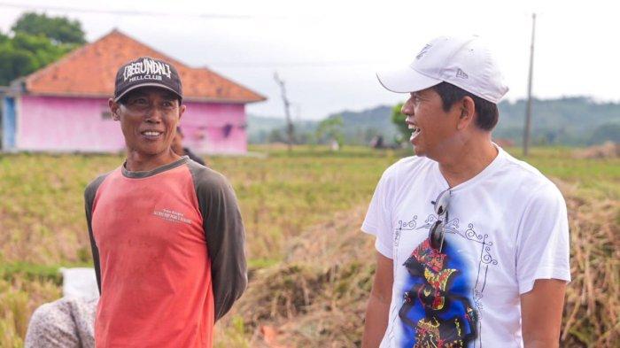 Dedi Mulyadi dan seorang petani