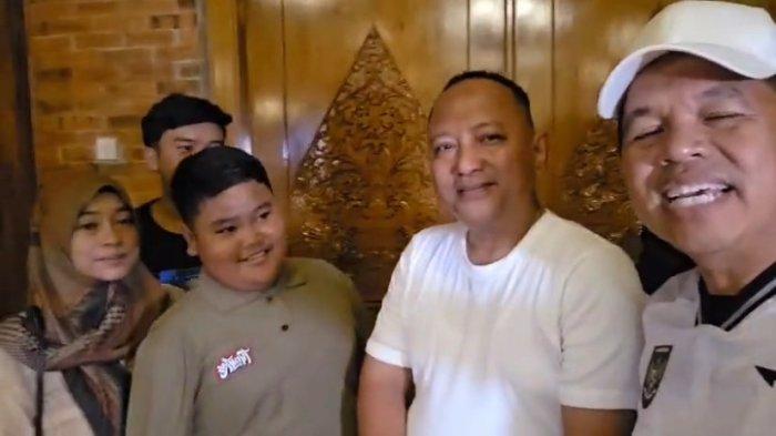 Dedi Mulyadi bersama Zaki dan keluarganya. Di usianya yang baru 12 tahun dan masih duduk di kelas 5 sekolah dasar, Zaki harus menghadapi kenyataan pahit: ia digugat ke pengadilan oleh kakek kandungnya sendiri.