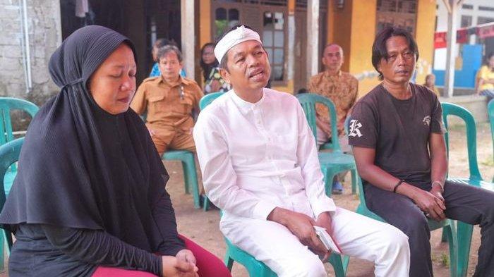 Dedi Mulyadi (tengah) bertakziah ke rumah duka Raka Komara di Desa Majasari, Kecamatan Cibogo, Kabupaten Subang, Selasa (14/5/2024).
