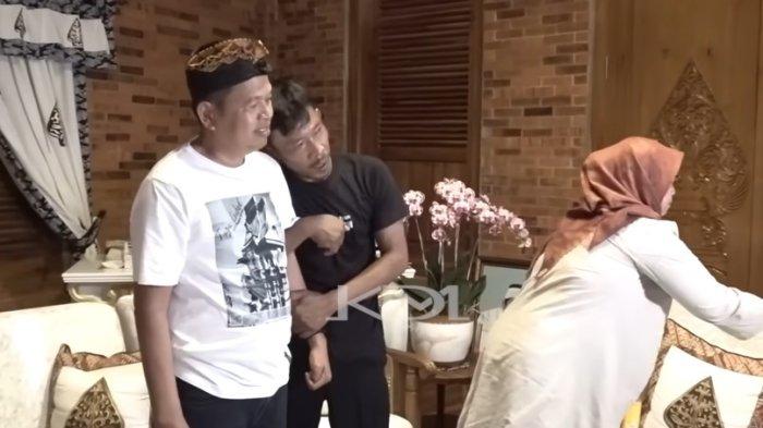 BERTEMU WARGA BEKASI - Gubernur Jawa Barat Dedi Mulyadi bertemu dengan sosok yang menyiram air saat kunjungan di Kabupaten Bekasi bernama Darkiman di Lembur Pakuan, Subang, pada Senin (23/6/2025).