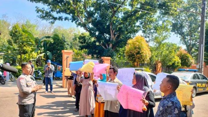 Suasana lingkungan SMAN 1 Kalijati Subang saat didemo puluhan orang tua siswa yang tak diterima di sekolah tersebut beberapa hari lalu.