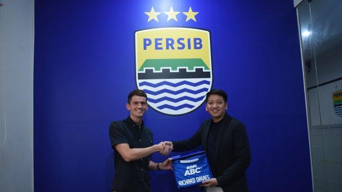 Deputy CEO PT PERSIB Bandung Bermartabat, Adhitia Putra Herawan menyerahkan cederamata kepada perwakilan FIFA, Richard Davies di Graha PERSIB, Jalan Sulanjana No. 17, Kota Bandung, Sabtu, 12 April 2025.