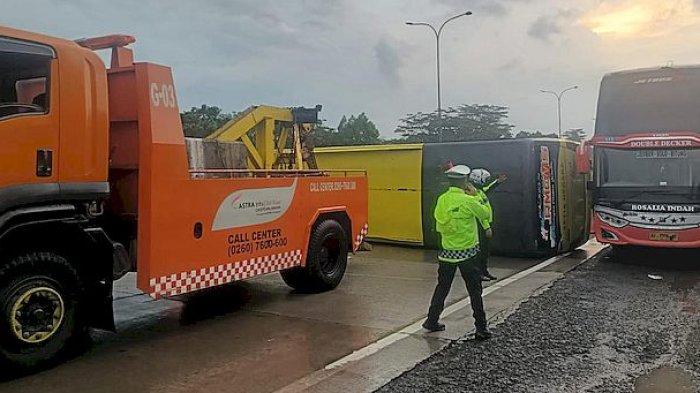 Polisi menderek Bus PO Setia Negara jurusan Jakarta-Cirebon yang terbalik di Ruas Jalan Tol Cipali KM 98 A, Subang, Rabu (10/4/2024)