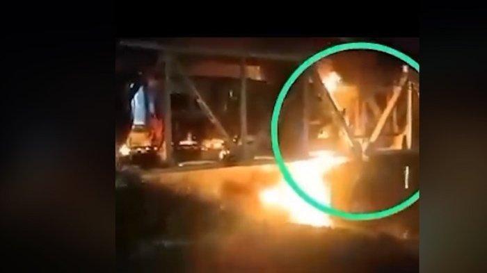 Detik-Detik masinis lompat dari lokomotif setelah KA Brantas tabrak truk kontainer hingga terbakar