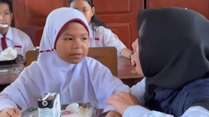 Devi, Sekolah Dasar Negeri 166 Palembang yang enggan makan siang gratis di sekolah. Ia memilih membawa makanan itu pulang ke rumah dan menyantapnya bersama sang ibu.
