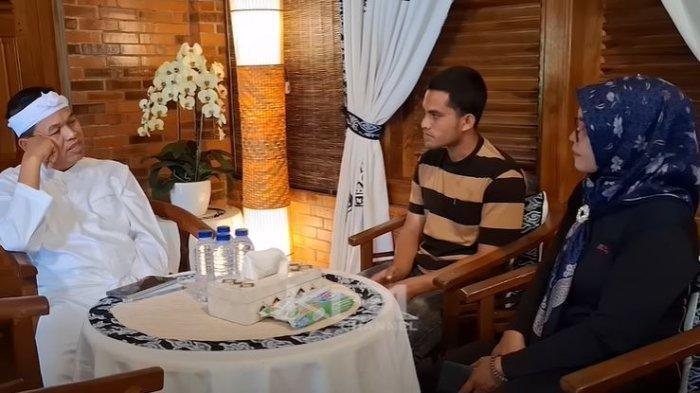 TEMUI DEDI MULYADI - Dian Nurhayati, ibu asal Kota Lubuklinggau, Sumatra Selatan, mendatangi Gubernur Jawa Barat, Dedi Mulyadi lantaran sudah putus asa menghadapi putranya yang kecanduan narkoba jenis sabu. Foto tangkapan layar diambil pada Sabtu (21/6/2025).