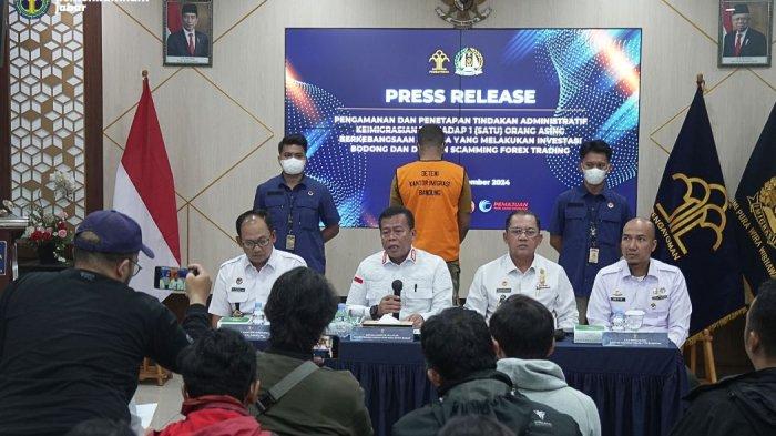 Kepala Kantor Wilayah Masjuno didampingi Kepala Divisi Keimigrasian Filianto Akbar, Kepala Kantor  Imigrasi Kelas I TPI Bandung Babay Baenullah dan Kepala Seksi Inteldakim Kantor Aditya Nursanto Imigrasi Kelas I TPI Bandung pagi ini (Rabu, 11/09/2024) melaksanakan Press Release Penanganan perkara Warga Negara Asing (WNA) berkebangsaan Nigeria yang melakukan kegiatan berbahaya dan membahayakan keamanan, dengan melakukan investasi bodong untuk tinggal lama di Indonesia dan Penipuan berbasis Trading Forex sebagaimana diatur dalam Pasal 75 ayat (1) Undang-Undang Nomor 6 Tahun 2011 tentang Keimigrasian.