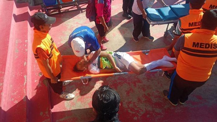 Difka Hardila Diana Putra, pemain sepakbola U-14 asal Kabupaten Bandung dilarikan ke RS AMC oleh tim medis dari Stadion Jati Universitas Padjadjaran (Unpad) Jatinangor, Sumedang, Rabu (26/6/2024). 