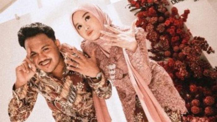 Dua penyanyi tanah air, Dimansyah Laitupa dan Salma Salsabil yang melangsungkan lamaran pada Minggu (12/1/2025).