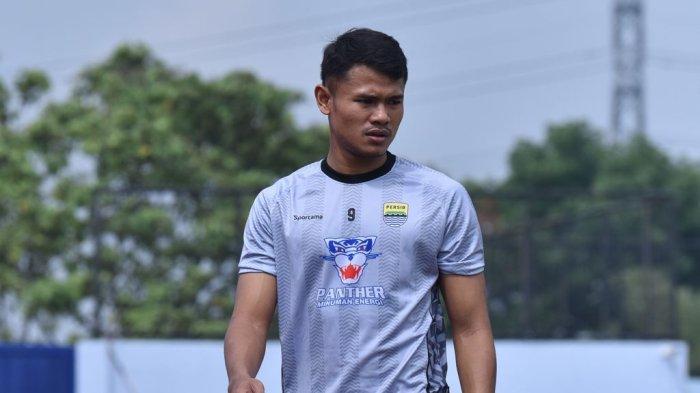 Dimas Drajad pemain Persib Bandung yang terkena sanski AFC tak boleh bermian tiga laga di ACL 2 pascaterkena kartu merah.saat melawan Lion City Sailors.