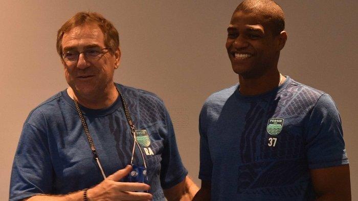 Direktur Teknik Persib Bandung, Robert Alberts bersama Bruno Cantanhede.