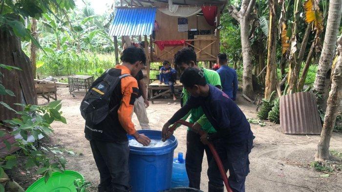 Disaster Management Center (DMC) Dompet Dhuafa memberikan layanan bantuan kedaruratan bagi penyintas di Desa Balongga, Kecamatan Dolo Selatan, Kabupaten Sigi, Sulawesi Tengah (23/04/2024).