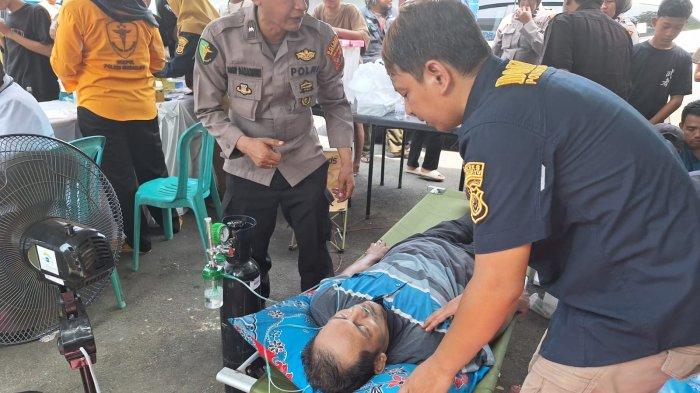 Tim medis Dokkes Polres Indramayu saat memberi pertolongan kesehatan kepada Djaja Rianto, petugas sorlip yang pingsan saat bertugas di Gudang Logistik KPU 1 di Desa Kongsijaya, Kecamatan Widasari, Kabupaten Indramayu pada Selasa (16/1/2024) kemarin.