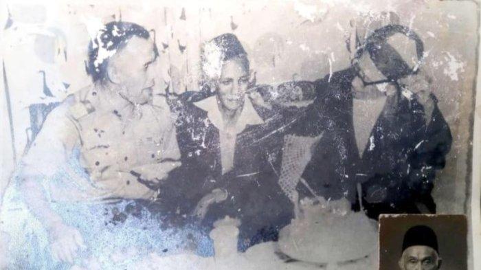 Potret KH Abdul Chalim (tengah) saat muda di era awal Kemerdekaan RI.