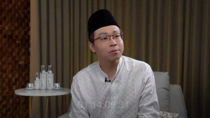 RICHARD LEE MUALAF - Tangkapan layar Dokter Richard Lee mengenakan kopiah di kanal Youtube-nya. - Dokter Richard Lee akui jadi mualaf, ceritakan alasan masuk Islam dan perjalanan spiritual-nya