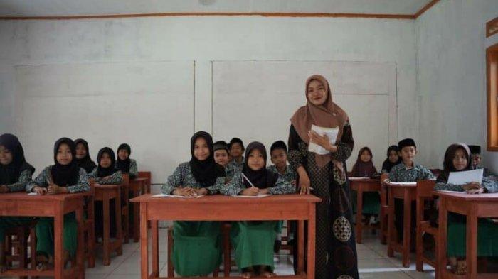 SISWA MADRASAH- Kegembiraan siswa siswi Madrasah setelah sekolah mereka direnovasi. Dompet Dhuafa Banten dan Telkom Group Bantu merenovasi sekolah di pelosok Pandeglang.