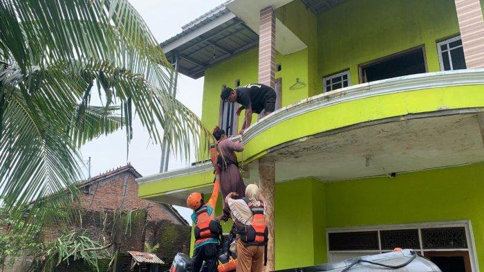 Demak kembali dilanda banjir, Disaster Management Center (DMC), Dompet Dhuafa Volunteer (DDV) dan Dompet Dhuafa Jawa Tengah terjunkan tim respons untuk penanganan banjir yang melanda Kabupaten Demak, Jawa Tengah, pada Senin (18/3/2024).