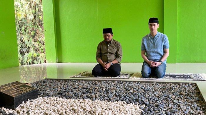 Bakal calon Bupati Sumedang, Dony Ahmad Munir dan bakal calon wakilnya, Fajar Aldila berziarah ke makam ibunda Dony Ahmad Munir, Selasa (27/8/2024) sore.