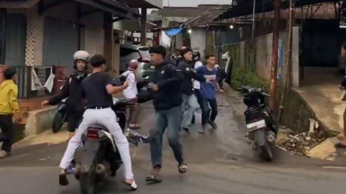 TERLIBAT KERIBUTAN - Dua kelompok massa terlibat keributan di Sukabumi, Minggu (16/2/2025). Keributan terjadi setelah pertandingan Persija Jakarta-Persib Bandung.