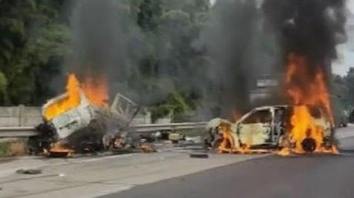 Dua mobil terbakar dalam kecelakaan di Tol Jakarta-Cikampek, Karawang, Jawa Barat, Senin (8/4/2024).