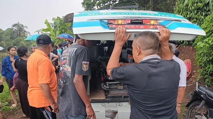 Dua orang petani kehilangan nyawa akibat tersambar petir saat mereka berteduh di sebuah gubuk di Blok Sawah Asem Dusun Babakan RT11/03, Desa Panyindangan, Kecamatan Buahdua, Sumedang, Sabtu (9/12/2023) sore.