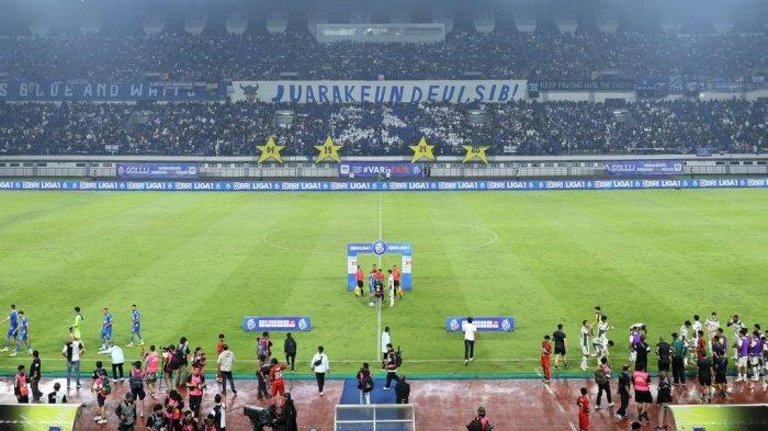 Dukungan Bobotoh untuk Persib yang segera meraih juara Liga 1 di Stadion GBLA, Kota Bandung.