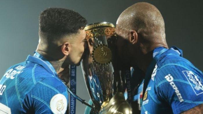 Duo Brasil atau Duo Samba, Ciro Alves dan David da Silva, menjelma menjadi duet maut paling mematikan bagi setiap lawan Persib Bandung. Keduanya berhasil mengangkat trofi Juara Liga 1 2023/2024.