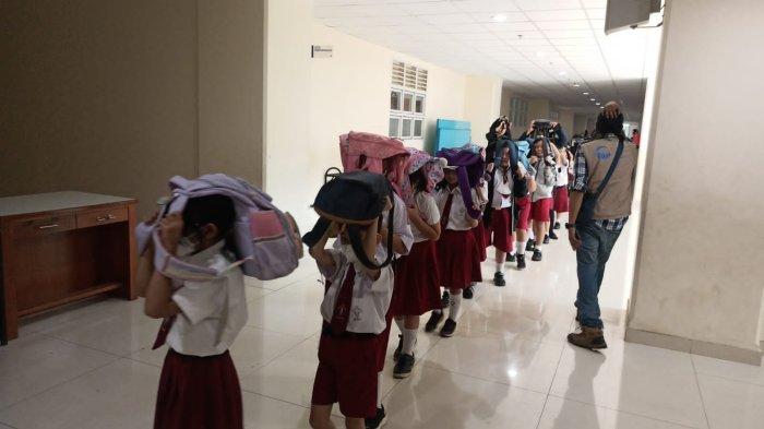 Sekolah Tarakanita Rawamangun mengadakan Pendampingan Awal Satuan Pendidikan Aman Bencana yang difasilitasi oleh Fasilitator SPAB Forum PRB DKI (Henricus MW Prasetyo) dan dilanjutkan simulasi Evakuasi Gempa Bumi untuk para peserta didik, pendidik, tenaga kependidikan, security, cleaning Service, pengelola kantin dan FKKSKM/ Komite sekolah yang dipandu oleh para fasilitator dari Forum Pengurangan Resiko Bencana Provinsi DKI, Disaster Management Center (DMC) Dompet Dhuafa, PMI , KSR (Korps Sukarela PMI), Menwa Rescue dan (LDD KAJ) Lembaga Daya Dharma Keuskupan Agung Jakarta