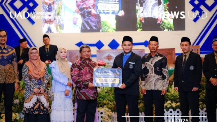 Inilah sosok Edward Hikmawan anak petani yang berhasil mendapatkan beasiswa kedokteran Rp 1 miliar di Universitas Ahmad Dahlan (UAD).