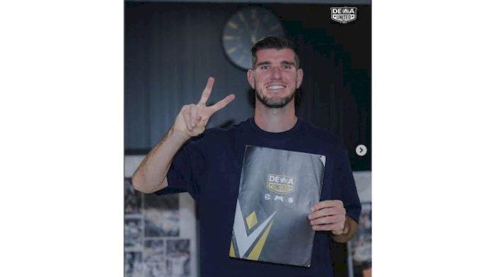 TEKEN KONTRAK - Eks pemain Persib Bandung,Nick Kuipers resmi menjadi pemain Dewa United setelah meneken kontrak, Kamis (26/6/2025).