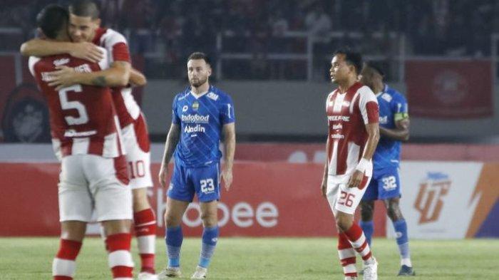 Ekspresi gelandang Persib Bandung Marc Klok (tengah) saat pemain Persis Solo merayakan kemenangan di laga pekan ketujuh Liga 1 2023-2024 di Stadion Manahan, Solo, Selasa (8/8/2023) malam.