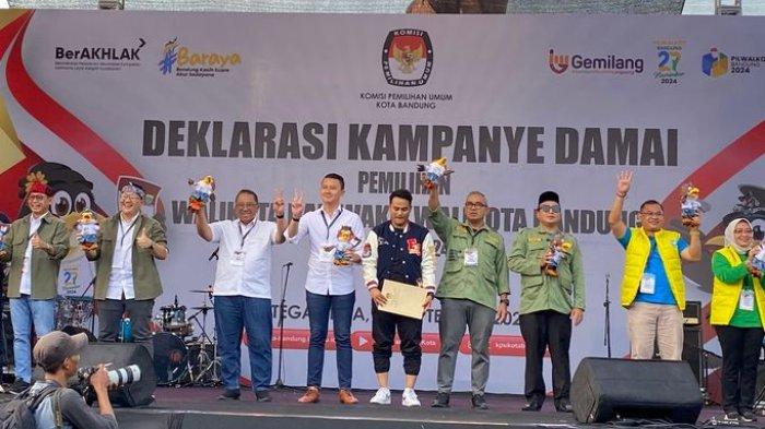 Empat pasangan calon Pilkada Kota Bandung saat Deklarasi Kampanye Damai di Lapangan Tegallega, Selasa (23/9/2024).