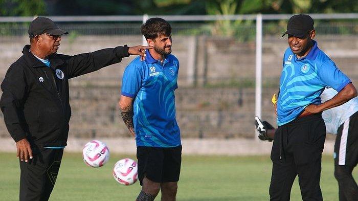 Emral Abus (kiri) saat memimpin sesi latihan PSBS Biak.