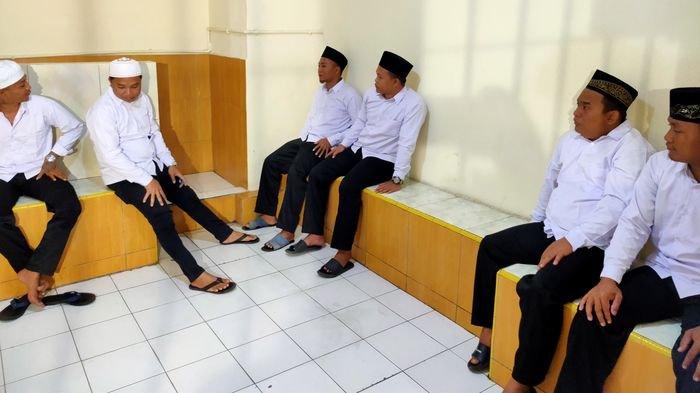 Enam terpidana kasus Vina Cirebon tiba di Pengadilan Negeri (PN) Cirebon untuk menjalani sidang Peninjauan Kembali (PK) perdana pada Rabu (4/9/2024).