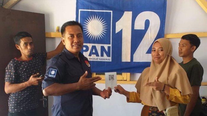 Erfin Dewi Susanto, caleg DPRD Bondowoso yang menjual ginjalnya, saat bertemu dengan masyarakat. Ia tak mampu meraih banyak suara dalam Pemilu 2024.