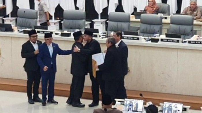 BERPELUKAN - Wagub Jabar, Erwan Setiawan terlihat berpelukan dengan Sekda Provinsi Jawa Barat, Herman Suryatman, dalam rapat paripurna di DPRD Provinsi Jawa Barat, Jalan Diponegoro, Kota Bandung, Selasa (1/7/2025). Wajah Erwan terlihat lebih cerita usai rapat ditutup.