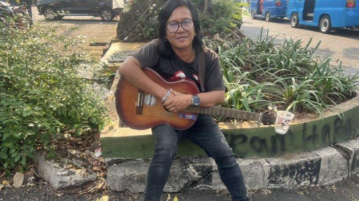 Erwin (40) pengamen jalanan di Sukasari, Kota Bogor, memiliki paras mirip Ari Lasso.