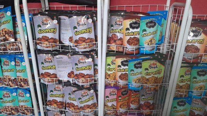 Etalase di rumah Resa Nurjanah berisi beragam varian Seblak Kering TSAQIL.