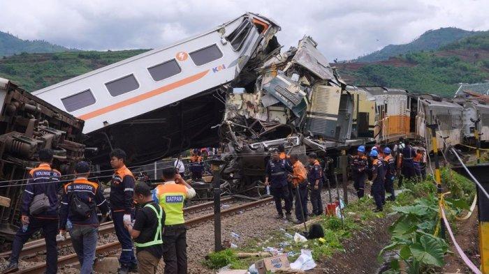 Petugas dan pekerja melakukan persiapan evakuasi kereta api (KA) Turangga dan KA Lokal Bandung Raya yang mengalami tabrakan di Desa Cikuya, Kecamatan Cicalengka, Kabupaten Bandung, Jawa Barat, Jumat (5/1/2024). Tabrakan dua kereta api yang terjadi sekitar pukul 06.03 WIB tersebut mengakibatkan tiga orang tewas dan puluhan lainnya luka-luka.