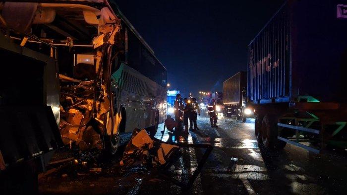 Evakuasi kecelakaan tragis yang terjadi di Tol Cipularang KM 72 B wilayah Kecamatan Babakancikao, Kabupaten Purwakarta, Jumat (11/7/2025) sekitar pukul 01.00 WIB. 