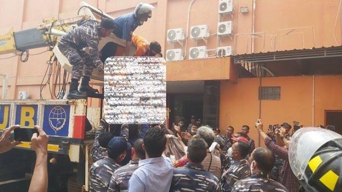 Evakuasi korban terjebak kebakaran Karaoke Orange Tegal, Senin (15/1/2024).