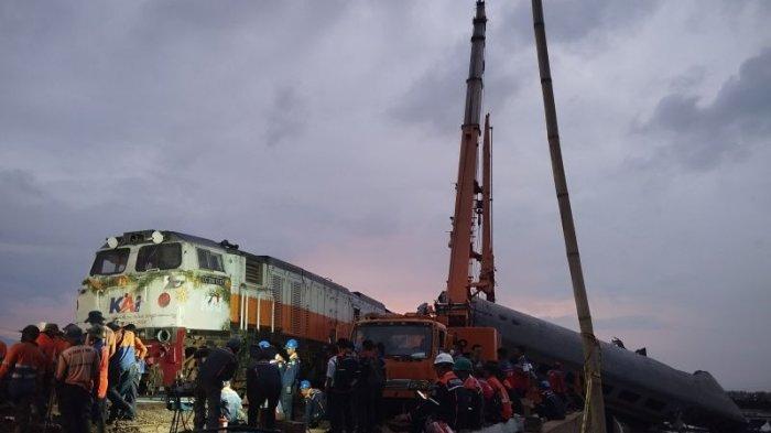 Evakuasi pengangkatan gerbong Kereta Api Lokal Bandung Raya yang bertabrakan dengan Kereta Api Turangga di Cicalengka, Kabupaten Bandung, Jumat (5/1/2023).