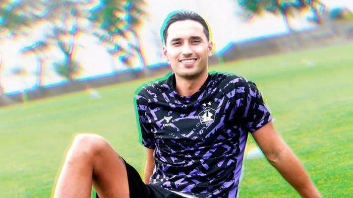 Ezra Walian, mantan pemain Persib Bandung, diumumkan sebagai rekrutan baru Persik Kediri.