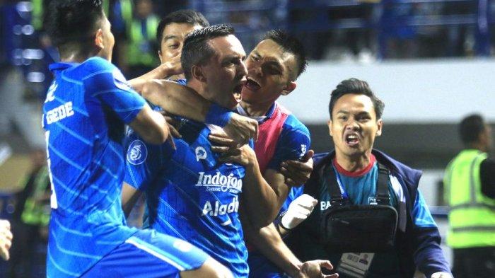 Penyerang Persib Bandung Ezra Walian meluapkan eksprsesinya setelah mencetak gol ke gawang Dewa United menit 90+2 pada pertandingan Liga 1 di Stadion Gelora Bandung Lautan Api, Jumat (14/7/2023). Pertandingan berakhir imbang dengan skor 2-2.