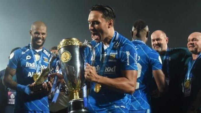 Ezra Walian mengangkat trofi Liga 1 2023/2024 setelah Persib Bandung berhasil menaklukan Madura United pada Championship Series dengan agregat 6-1 di Stadion Gelora Bangkalan, Jumat (31/5/2024).