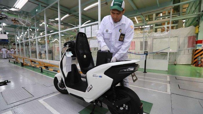 PT Astra Honda Motor (AHM) resmi mengumumkan harga sepeda motor listrik Honda EM1 e: sekaligus memperkenalkan pilihan terbaru Honda EM1 e: PLUS di AHM Safety Riding & Training Center Deltamas, Jawa Barat pada Kamis (21/12).