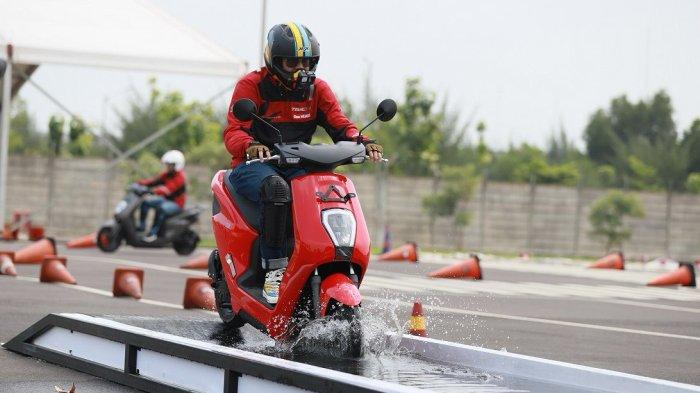 PT Astra Honda Motor (AHM) resmi mengumumkan harga sepeda motor listrik Honda EM1 e: sekaligus memperkenalkan pilihan terbaru Honda EM1 e: PLUS di AHM Safety Riding & Training Center Deltamas, Jawa Barat pada Kamis (21/12).